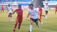 Bek Bali United, Michael Orah (putih) berduel dengan pemain Timnas U-22, Asnawi Mangkualam di Stadion Mandala Krida, Yogyakarta, Minggu (8/9/2019). (Bola.com/Vincentius Atmaja)