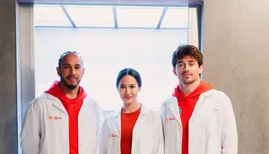 Gaya Pevita Pearce Saat Bertemu Idola F1 di Sirkuit Monza, Elegan Chic di Balik Jas Peneliti Minyak