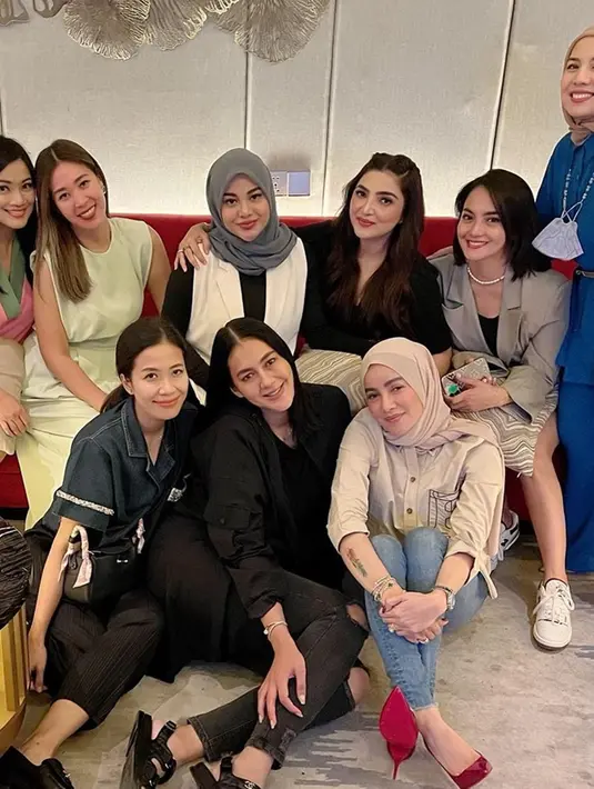 Tidak hanya itu saja, artis lain juga berdandan tak kalah cantik. Seperti yang terlihat jelas pada penampilan Ririn Ekawati, Olla Ramlan, Titi Kamal, dan lainnya. Dalam perkumpulan ini, Aurel pun menjadi anggota termuda.(Liputan6.com/IG/@ririnekawati)