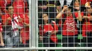 Sejumlah penggemar Liverpool harus puas melihat aksi para pemain idolanya dari balik jeruji besi pembatas. (Liputan6.com/Helmi Fithriansyah)