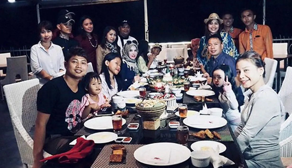 "34 My age know ........ Terimksh @angellelga isteriku yg luar biasa mendampingi dgn penuh kesabaran dan bijaksana yg hebat sekali ...buat anak2 ku tercinta," tulis Vicky. (instagram/vickyprasetyo777)