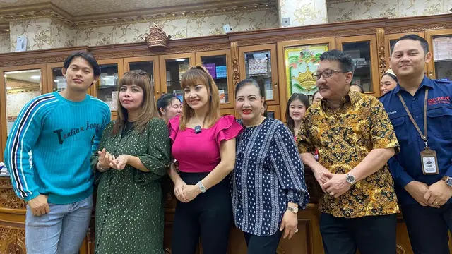 Irma Darmawangsa revisi kecantikan di Queen Klinik Bedah Plastik
