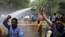 Polisi menembakkan air ke arah demonstran saat aksi di New Delhi, India, Selasa (30/5). Mereka memprotes kebijakan pemerintah yang melarang penjualan sapi dan kerbau untuk disembelih. (AP Photo/ Manish Swarup)