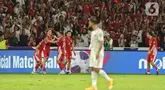 Pemain timnas Indonesia, Ole Romeny (kedua kiri) melakukan selebrasi usai mencetak goal ke gawang Bahrain dalam pertandingan kedelapan Grup C putaran ketiga kualifikasi Piala Dunia 2026 zona Asia di Stadion Utama Gelora Bung Karno, Selasa (25/3/2025). (Liputan6.com/Angga Yuniar)