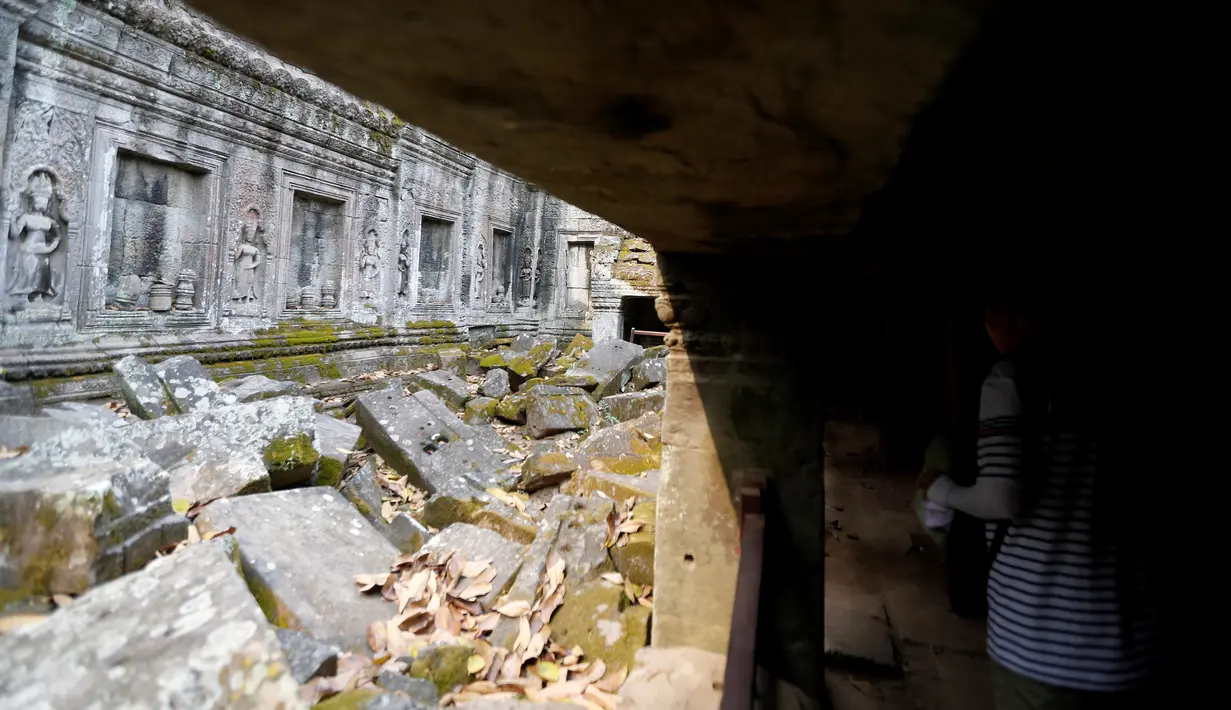 Wisatawan mengunjungi kompleks kuil Ta Prohm di provinsi Siem Reap, Kamboja. Kuil yang terletak sekitar satu kilometer di sebelah timur dari Angkor Thom dan di tepi selatan East Baray ini didirikan oleh Raja Jayavarman VII Khmer. (REUTERS/Samrang Pring)