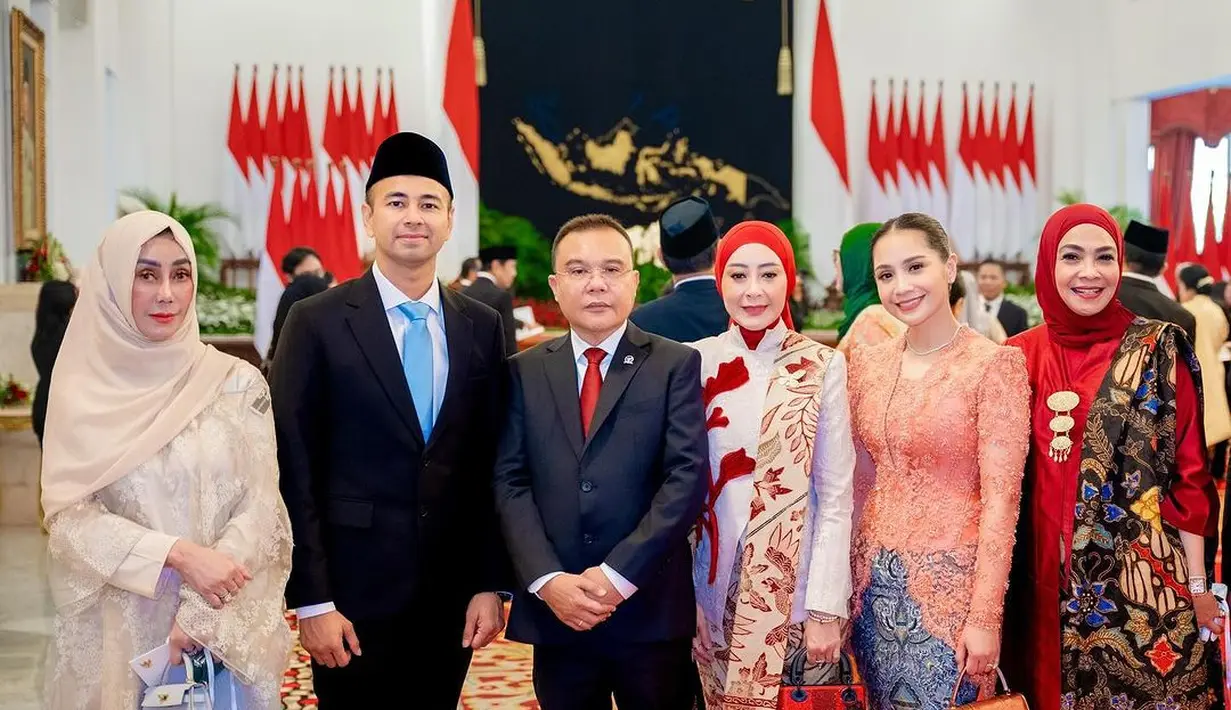 Penampilan elegan-nya turut didukung dengan aksesori yang dikenakannya. Di momen spesial itu, perempuan 36 tahun itu menjinjing tas Bvlgari Metallic Patent Leather Serpenti Forever Top Handle. [@raffinagita1717].