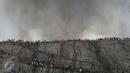 Ribuan wisatawan nekat menikmati erupsi di puncak Gunung Bromo, Taman Nasional Bromo Tengger Semeru, Jawa Timur, Kamis (21/7). Meski berstatus waspada, intensitas kunjungan ke Gunung Bromo justru meningkat. (Liputan6.com/Helmi Fithriansyah) 