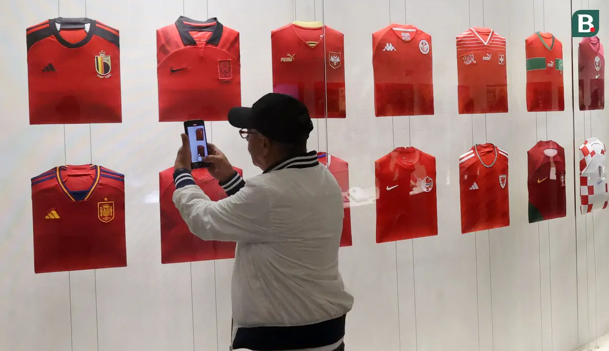 FIFA Fan Festival Corniche juga menyediakan area khusus bagi para penggemar untuk melihat kembali sejarah Piala Dunia. (Bola.com/Ade Yusuf Satria)