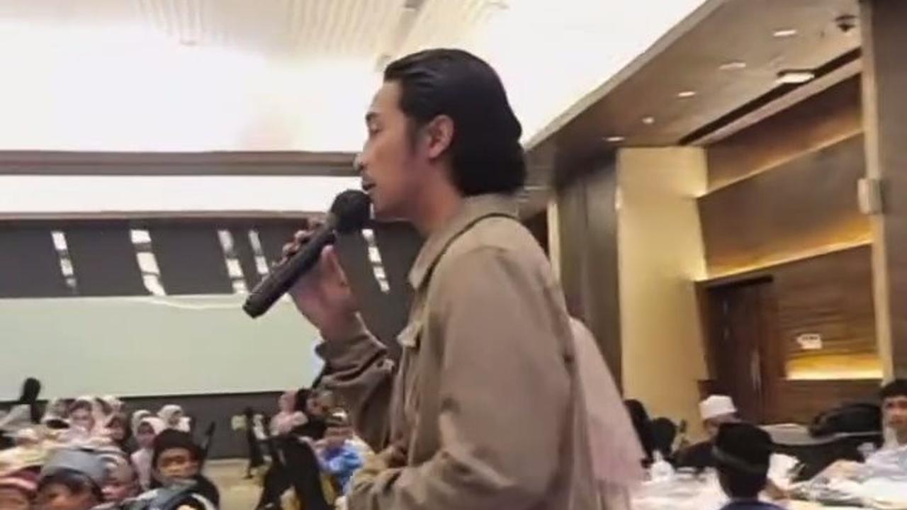 7 Potret Umi Pipik Hadir Acara Buka Puasa Bersama dengan Anak Yatim, Abidzar Al-Ghifari Hibur dengan Lagu