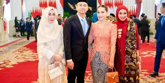 Nagita Slavina menjadi sorotan dengan penampilannya saat mendampingi sang suami, Raffi Ahmad yang dilantik menjadi Utusan Khusus Presiden Bidang Pembinaan Generasi Muda dan Pekerja Seni hari ini di Istana Kepresidenan, Jakarta. [@raffinagita1717].