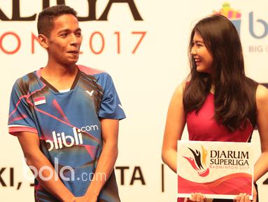 Pebulutangkis dari klub Exist Jakarta, Chico Aura Wardoyo (kiri) adalah salah satu pemain muda yang akan tampil pada ajang Djarum Superliga Badminton 2017.  (Bola.com/Nicklas Hanoatubun)