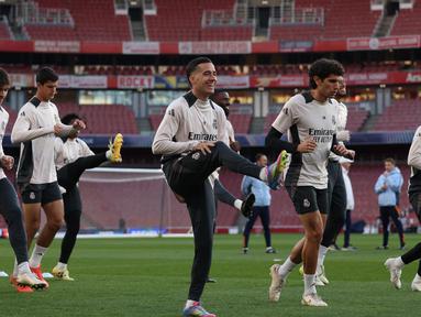 Para pemain Real Madrid saat ambil bagian dalam sesi latihan di stadion Emirates, London, 7 April 2025. (Adrian DENNIS/AFP)