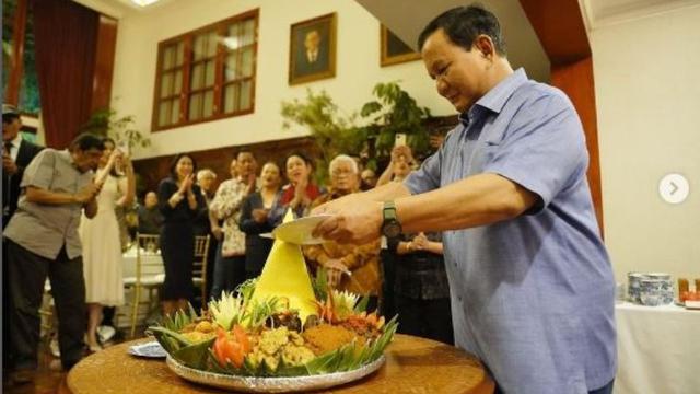 Momen Langka, Prabowo Berjoget Sebelum Potong Tumpeng di Perayaan Ulang Tahun ke-72