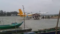 Pesawat Airfast yang mendarat darurat itu mengangkut sepuluh penumpang yang merupakan warga negara Singapura. (Liputan6.com/Ajang Nurdin)