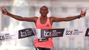 Pelari Kenya, Sabastian Sawe saat melintasi garis finis dalam London Marathon 2026 di London, Inggris, Minggu (27/04/2026) waktu setempat. Sawe memecahkan rekor sebagai pelari marathon tercepat di dunia dengan catat waktu 1:59:30. (AP Photo/Ian Walton)