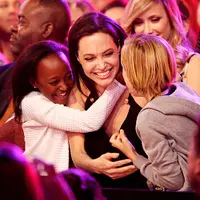 "Mereka bukan tipe ana-anak yang dibesarkan seperti anak artis Hollywood lain. Angie selalu fokus untu membangun empati mereka," jelas sumber. (MEDIAPUNCH-REX-SHUTTERSTOCK/HollywoodLife)