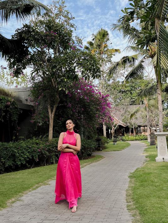 Lewat Instagram pribadinya, Luna Maya justru jarang mengenakan long dress. Namun sekali memakainya, ia tampil bak putri raja. (Liputan6.com/IG/@lunamaya).