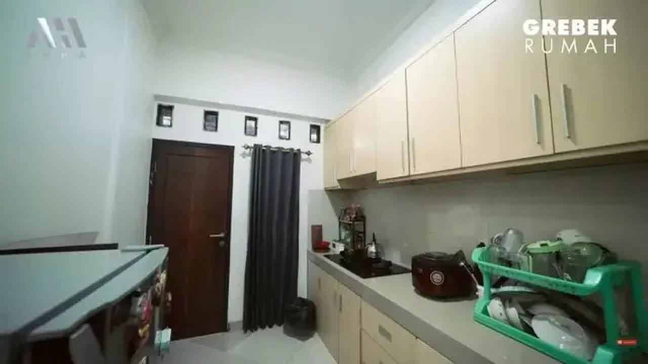 Potret Dapur Mungil nan Mewah Komedian Adul, Punya Model yang Elegan dan Fungsional