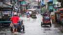 Warga beraktivitas saat banjir rob di Muara Angke, Jakarta, Jumat (25/11/2022). Badan Penanggulangan Bencana Daerah (BPBD) DKI Jakarta mengimbau agar warga di pesisir Jakarta mengantisipasi banjir pesisir atau rob selama 22-28 November 2022. (Liputan6.com/Faizal Fanani)
