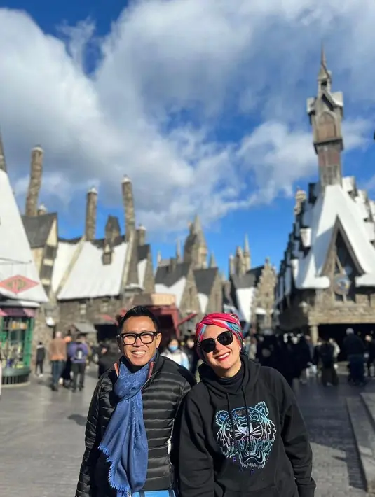 Ungggahan tersebut langsung dibanjiri doa dari warganet. Banyak teman selebriti dan akun centang biru mendoakan langgeng pasangan selebriti ini. [Instagram/ekopatriosuper]