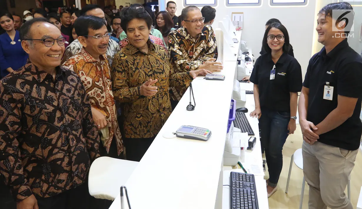 Pejabat dari Garuda Indonesia, Bank Mandiri dan perwakilan Kementerian Pariwisata melakukan pemesanan tiket di booth Bank Mandiri pada pameran Garuda Indonesia Travel Fair (GATF) 2018 di Jakarta Convention Centre, Jumat (5/10). (Liputan6.com/Angga Yuniar)
