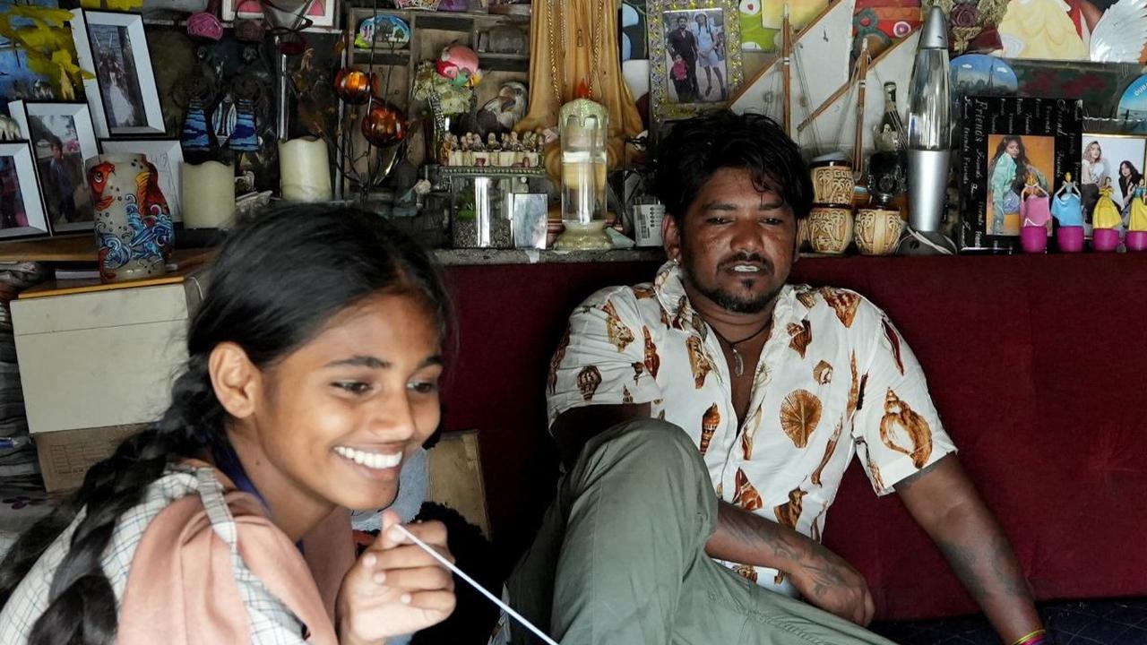 Maleesha juga membagikan kisah kehidupannya pernah mengalami kesulitan, kehilangan ibunya di usia muda, hingga meninggalkan ayahnya untuk bekerja.<br>