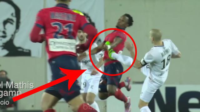 Brutal, Tendangan Kung Fu Pemain Ini Diganjar Kartu Merah