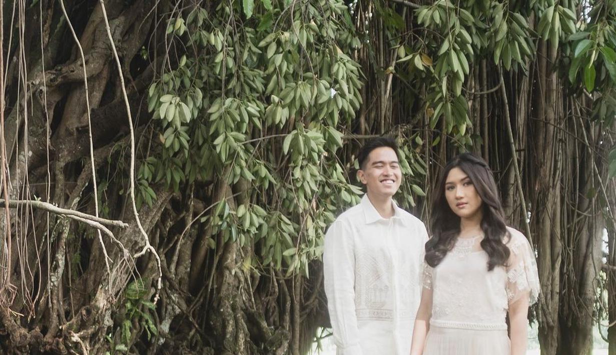 Sejak 28 Oktober 2022, Kaesang Pangarep dan Erina Gudono sregep membagikan koleksi foto prewedding di akun Instagram pribadi mereka. Temanya beragam dari kostum sepak bola berlatar Stadion Manahan Solo, Jawa Tengah, hingga di Istana Bogor. Koleksi foto prewedding terbaru ini mereka bagikan pada 5 dan 6 November 2022. Seperti apa? (Foto: Dok. Instagram @kaesangp)