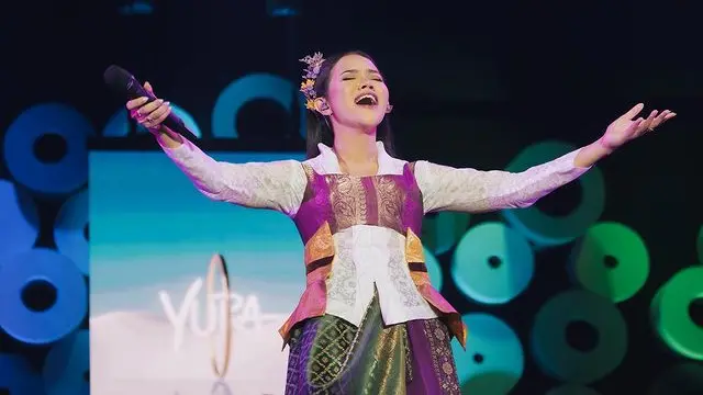 Potret Yura Yunita Jadikan Bunga Sebagai Aksesoris Rambut