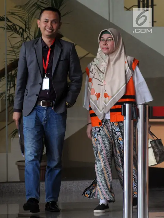 Hakim Pengadilan Negeri Tangerang Wahyu Widya Nurfitri bersiap meninggalkan gedung KPK usai menandatangani berkas P21, Jakarta, Jumat (11/5). Widya tersandung kasus suap penangan putusan perkara perdata sengketa Tanah. (Merdeka.com/Dwi Narwoko)