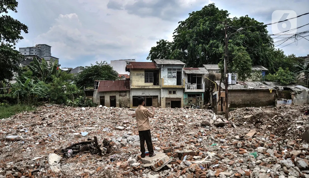 Anak-anak bermain di lokasi pembebasan lahan untuk proyek Normalisasi Ciliwung di Rawajati, Jakarta Selatan, Rabu (9/11/2022). Pejabat (PJ) Gubernur DKI Heru Budi Hartono menargetkan akan menggarap Normalisasi Ciliwung sepanjang 4,8 kilometer dengan mengusulkan anggaran sekitar Rp 700 miliar dalam Rancangan APBD 2023. (merdeka.com/Iqbal S Nugroho)