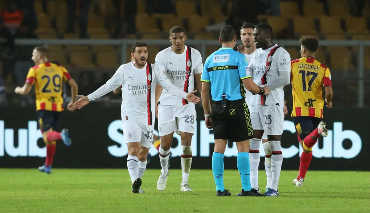 Para pemain AC Milan berdebat dengan wasit saat melawan Lecce pada pertandingan sepak bola Serie A Liga Italia di Stadion Ettore Giardiniero, Lecce, Italia, Sabtu (11/11/2023). (Carlo Hermann/AFP)