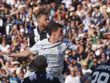 Pemain Monterrey, Sergio Ramos (kiri) mencetak gol melalui sundulannya ke gawang Inter Milan dalam laga Grup E Piala Dunia Antarklub 2025 di Rose Bowl stadium, Pasadena, Amerika Serikat, Rabu (18/06/2025) WIB. (AP Photo/Gregory Bull)