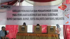 Pegawai KPU mengikuti Simulasi Pemungutan dan Penghitungan Suara di TPS Pada Pemilihan Kepala Daerah dan Wakil Kepala Daerah, di Halaman Gedung KPU RI, Jakarta Pusat, Selasa (7/4/2015). (Liputan6.com/Herman Zakharia)