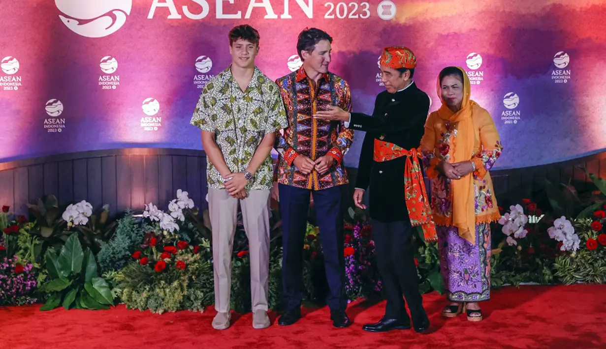 Perdana Menteri Kanada Justin Trudeau (kanan) dan putranya Xavier disambut oleh Presiden Indonesia Joko Widodo atau Jokowi (kedua kanan) dan Ibu Negara Iriana Widodo (kanan) pada gala dinner KTT ke-43 ASEAN di Jakarta, Indonesia, Rabu (6/9/2023). (Mast IRHAM/POOL/AFP)