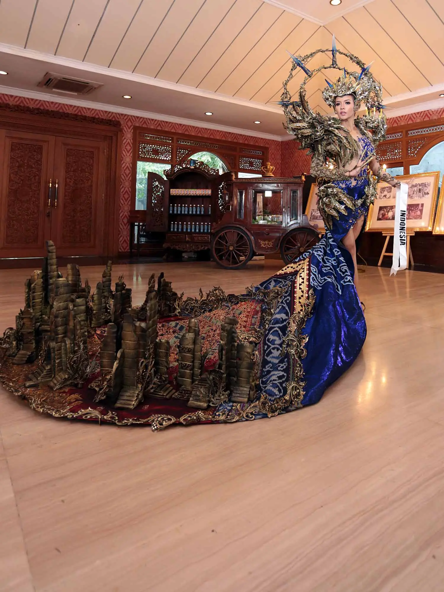 National Costume yang akan dikenakan Dea bertema Ibu Pertiwi dan memiliki berat 37 kg. Serta memiliki makna yang sangat dalam, dan tentunya berkaitan dengan kekayaan alam yang ada di Indonesia. (Deki Prayoga/Bintang.com)