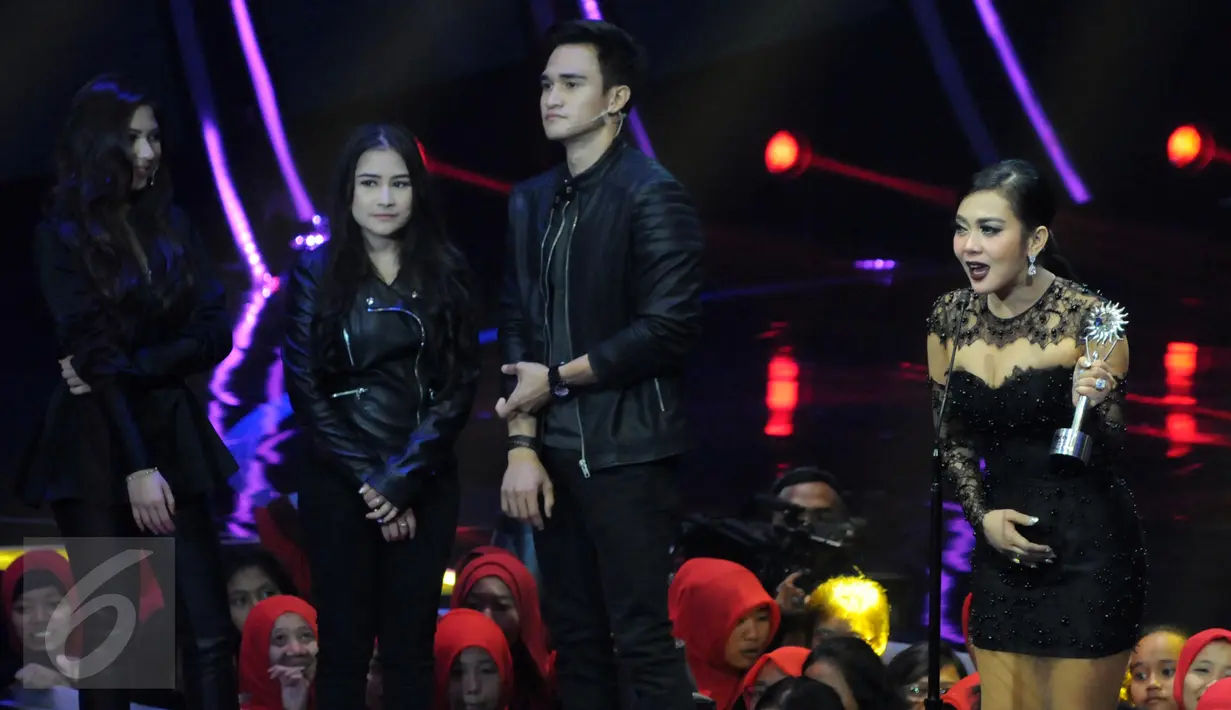 Syahrini memberikan sambutan saat meraih penghargaan di SCTV Awards 2015, Jakarta, Sabtu (28/11/2015). Syahrini menjadi Pemenang Kategori Nominasi Penyanyi Paling Ngetop. (Liputan6.com/Helmi Afandi)