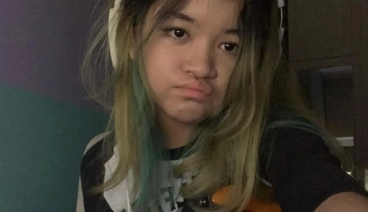 Kali ini, Xakila tampak memilih gaya rambut peek a boo warna biru, namun tetap mempertahankan warna rambut ombre khas-nya yang pirang. (Instagram/chilaxyla).