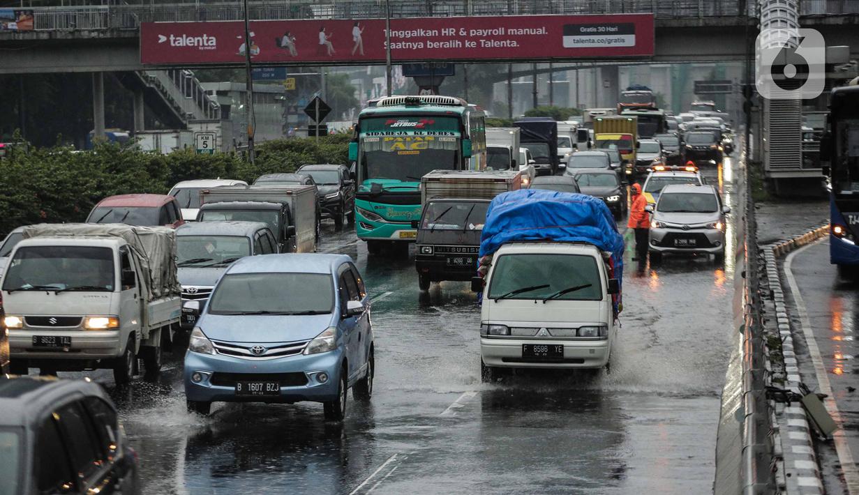 Kendaraan bermotor melintasi genangan air di ruas Tol Dalam Kota (Dalkot), Jakarta, Selasa (17/12/2019). Air hujan sempat menggenangi sebagian ruas Tol Dalam Kota  untuk arah Kuningan arah Cawang hingga sempat membuat lalu lintas tersendat. (Liputan6.com/Faizal Fanani)