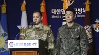Kolonel Angkatan Darat AS Lee Peters dan Kolonel Kim Jun-rak menginformasikan batalnya latihan gabungan di Kementerian Pertahanan di Seoul, Korea Selatan. (Korea Pool/Yonhap via AP)
