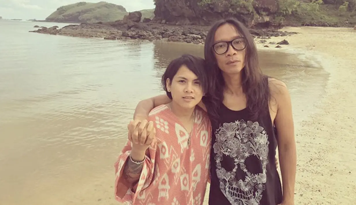 Rumah tangga pasangan Aming dan Evelyn akhirnya kandas. Majelis hakim Pengadilan Agama Jakarta Selatan secara resmi mengabulkan gugatan talak yang dilayangkan Aming pada 3 Maret 2017 lalu. (Instagram/ev0124)