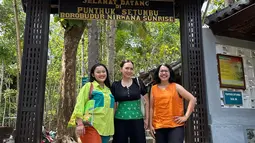 Ini dia lokasi yang menjadi tempat masuk wisata yang dekat dengan Gereja Ayam. Kalau datang kesini paling asik di pagi hari sebelum matahari terbit. Sehingga dapat menyaksikan matahari terbit sambil menikmati indahnya pemandangan di landscape di Magelang. (Liputan6.com/IG/@irawbw)