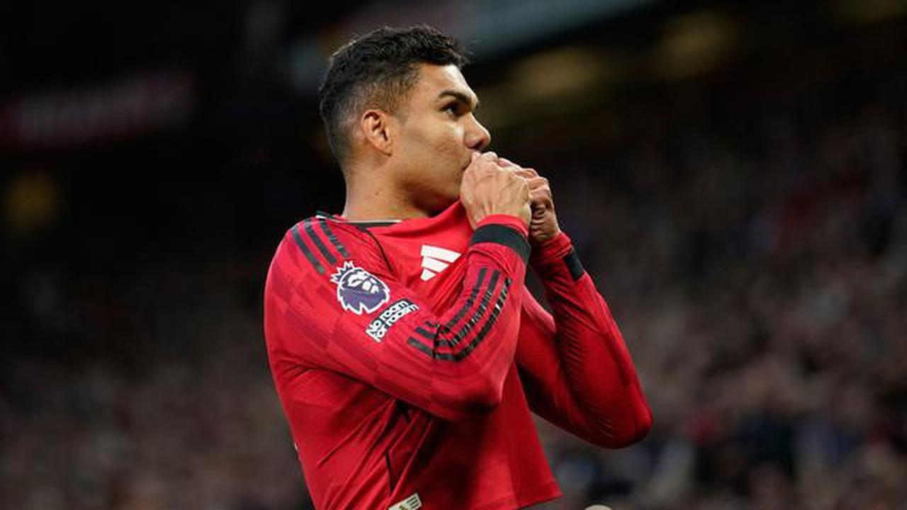 Dapat Standing Ovation Emosional, Casemiro Jalani Laga Kandang Terakhir bersama MU