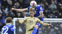 Pemain Leicester Cityu, Harry Souttar berebut bola dengan gelandang Chelsea, Mykhaylo Mudryk pada pertandingan lanjutan Liga Inggris di stadion King Power di Leicester, Inggris, Minggu (12/3/2023). Hasil ini membuat Chelsea masih menempati peringkat ke-10 klasemen dengan raihan 37 poin dari 26 laga. (AP Photo/ Rui Vieira)