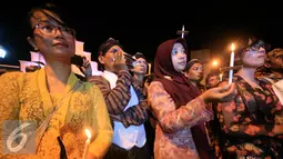 Suasana Malam Peringatan Hari Kartini di Jl Malioboro, Yogyakarta, Rabu (20/4). Mereka berharap bisa meneruskan cita-cita Kartini yang telah menjadi pahlawan memperjuangankan emansipasi wanita. (Liputan6.com/Boy Harjanto)