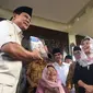 Prabowo Subianto mendapat buku dari Sinta Nuriyah (Liputan6.com/M Radityo)