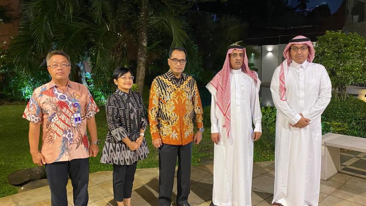 Menteri Perhubungan Budi Karya Sumadi bertemu dengan Duta Besar Arab Saudi untuk Indonesia, Faisal bin Abdullah Al-Amudi.