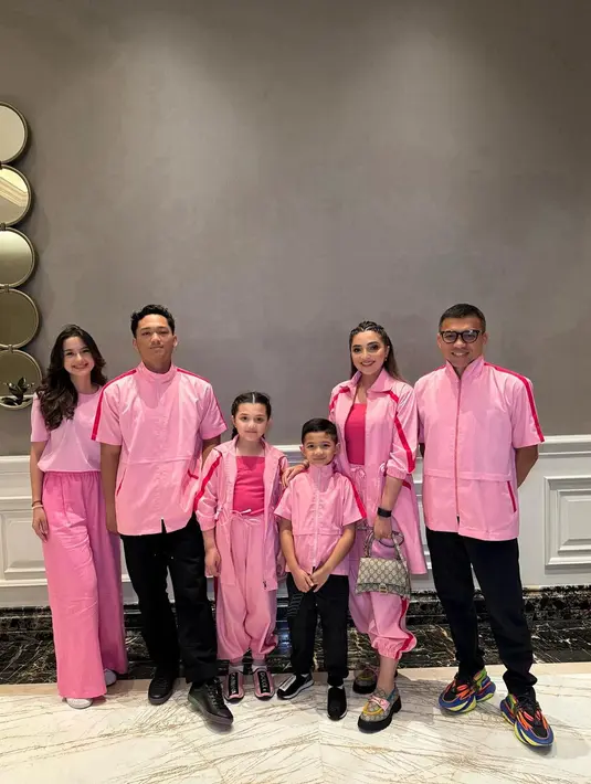 Ia padukan set jaket dan jogger pants dengan tanktop dan loafers dari Gucci.  [@ashanty_ash]