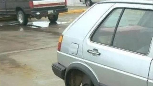 7 Cara Nyeleneh Orang Ganti Roda Mobil dalam Keadaan Darurat Ini Kreatif Banget