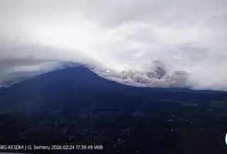 Gunung Semeru erupsi Selasa petang (